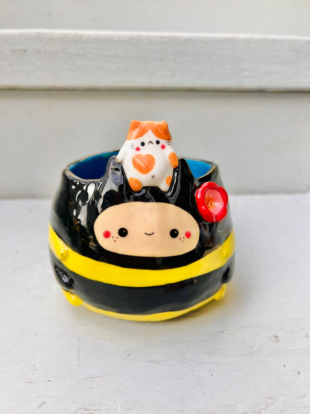 Bee pot with cat friend, photo 6 of 8