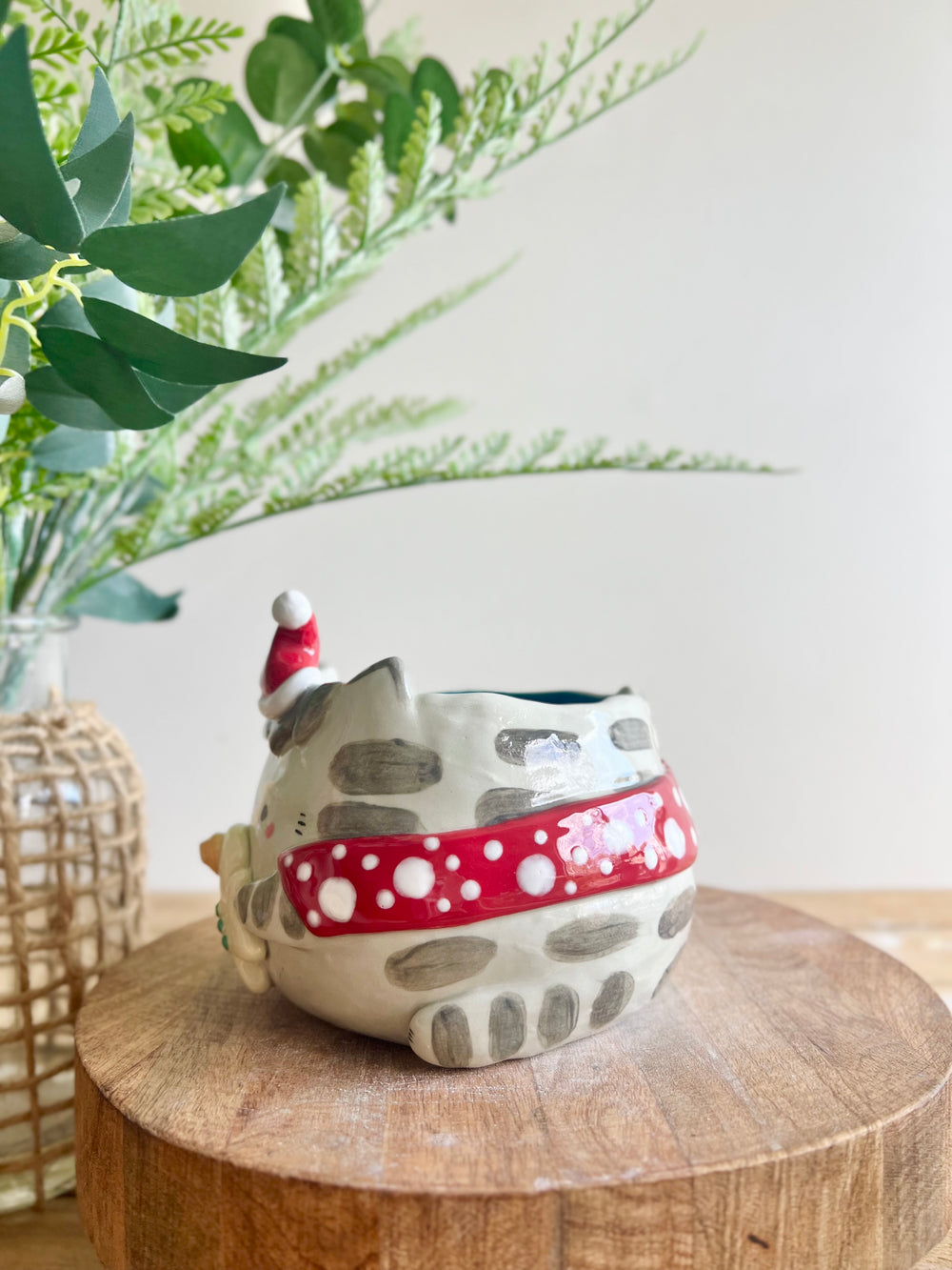 Festive grey cat pot with gingerbread friend, photo 5 of 10