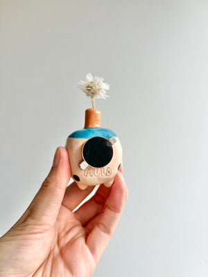 Bud vase magnet