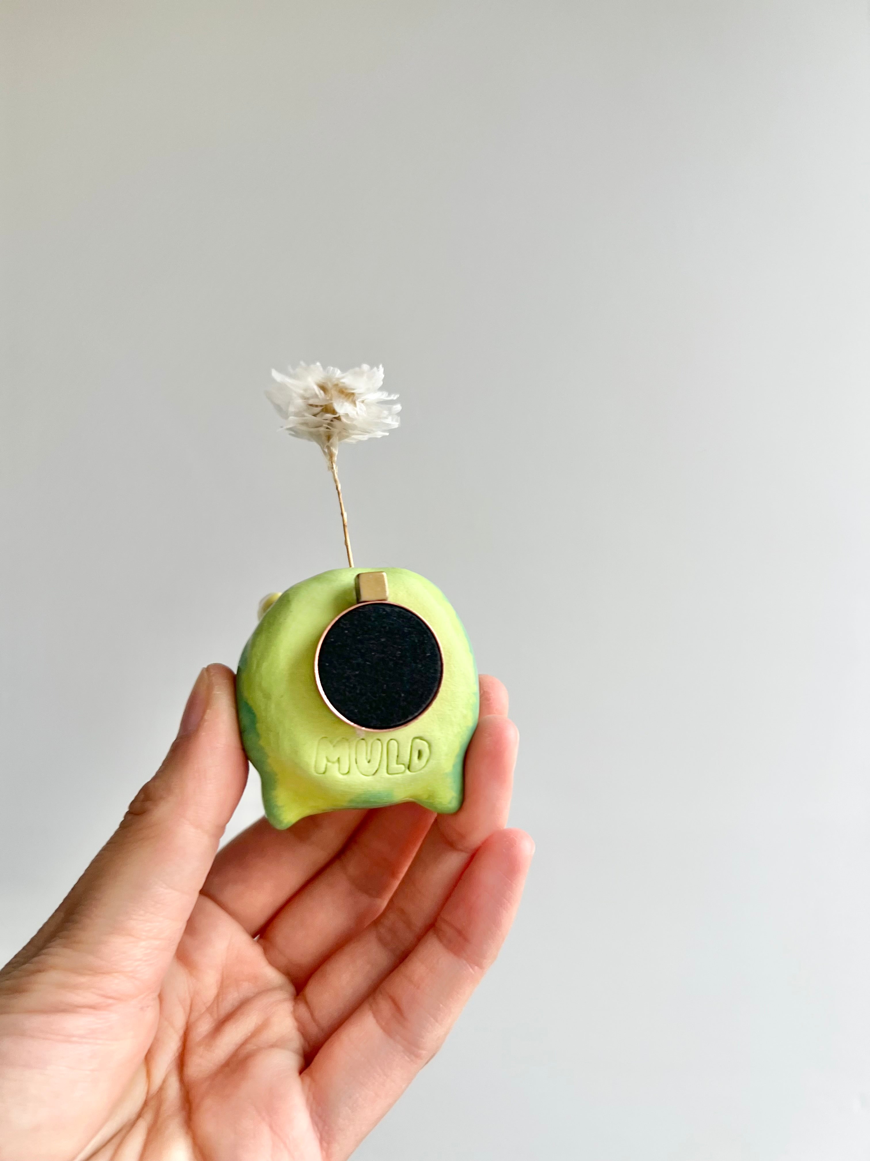 Bud vase magnet
