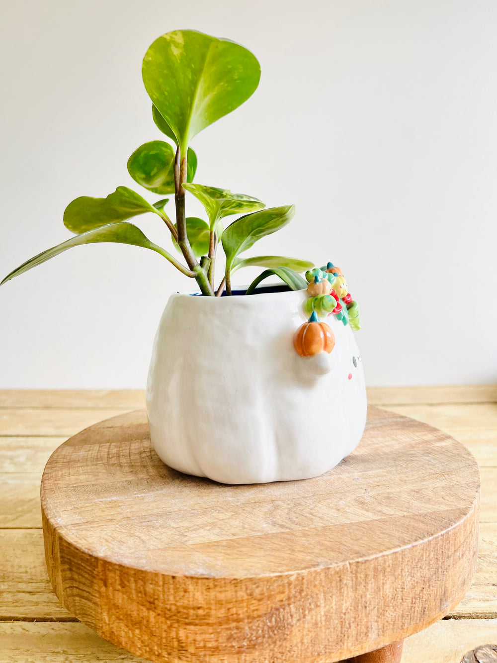 Flowery ghost pot with pumpkin friends, photo 2 of 9