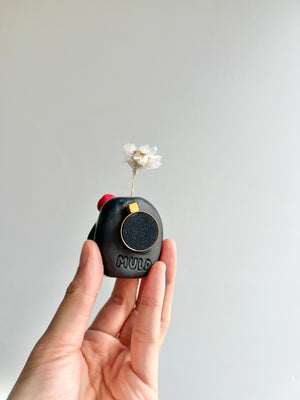 Bud vase magnet