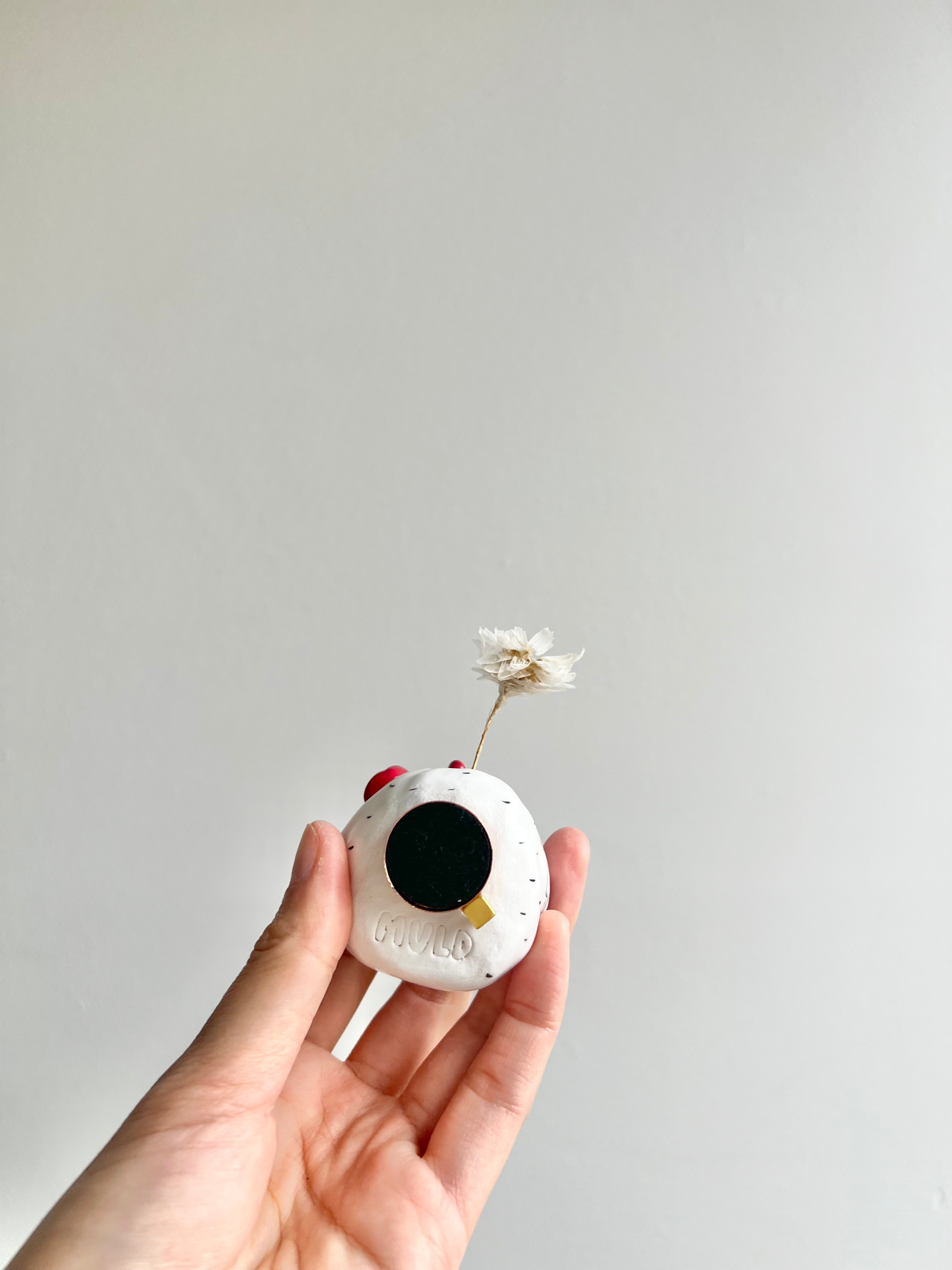 Bud vase magnet