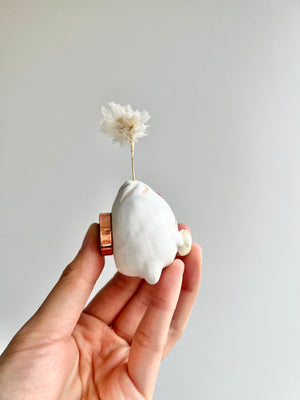Bud vase magnet