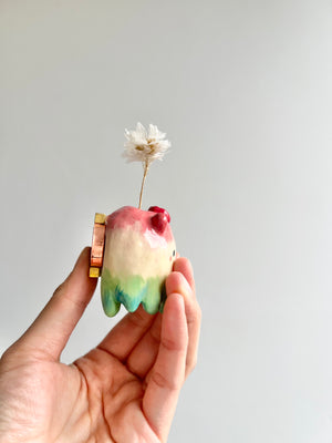 Bud vase magnet