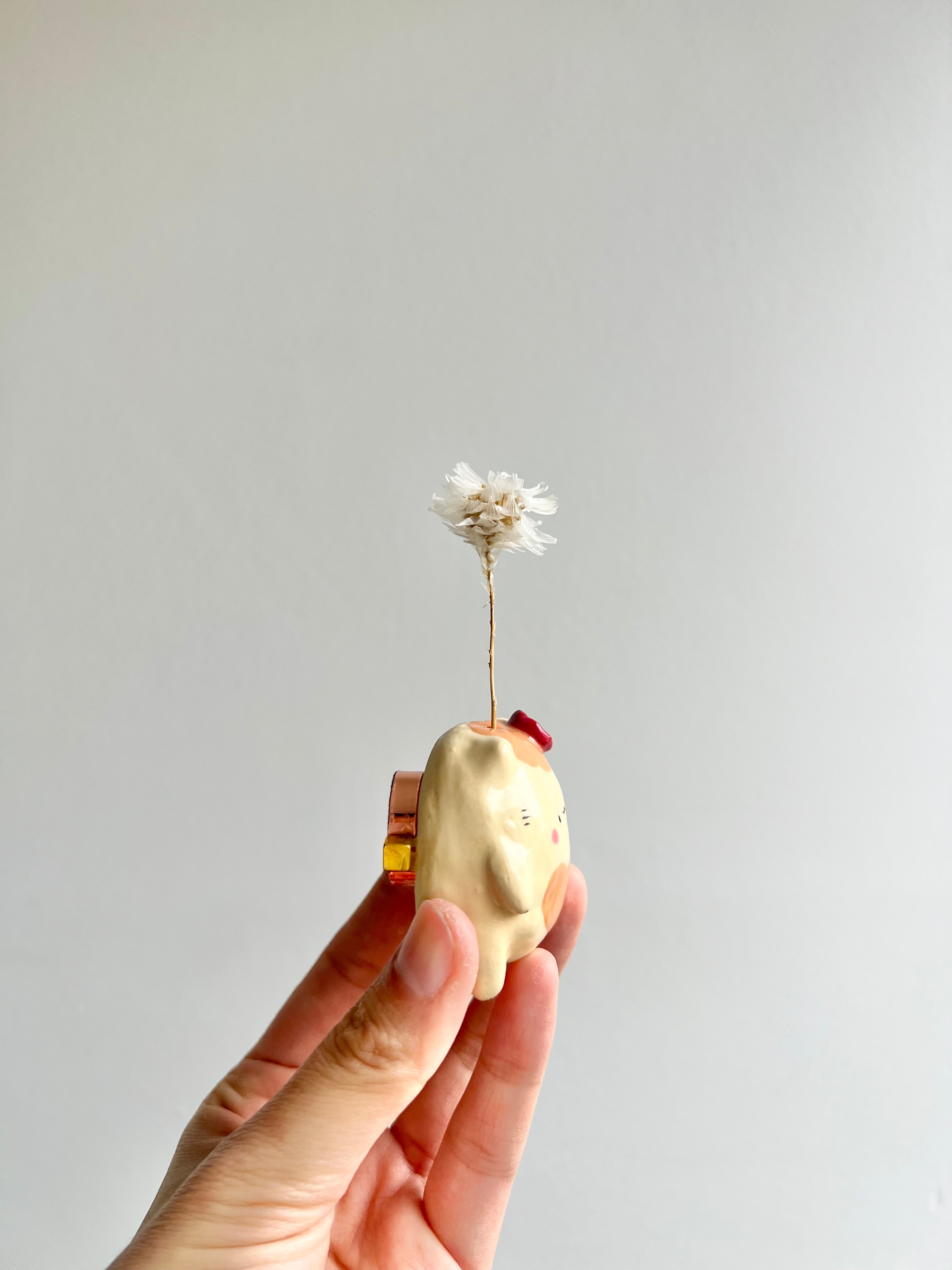 Bud vase magnet