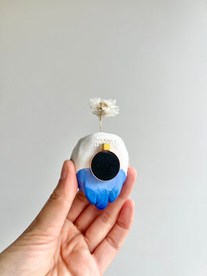 Bud vase magnet