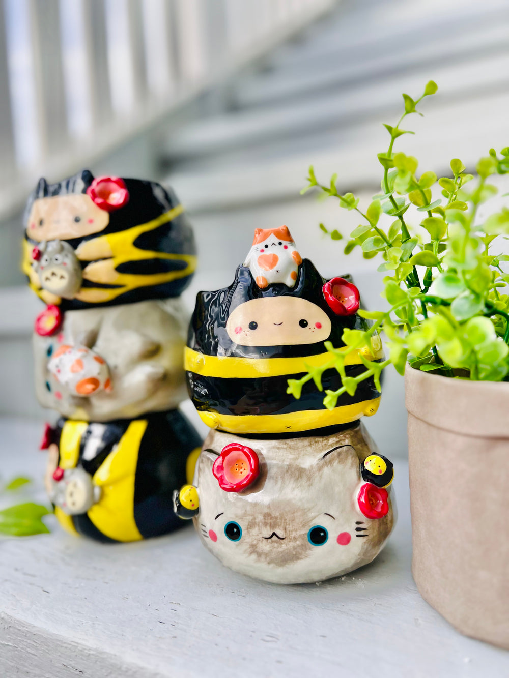 Bee pot with cat friend, photo 8 of 8