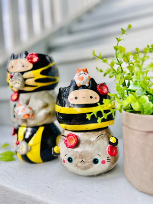 Bee pot with cat friend