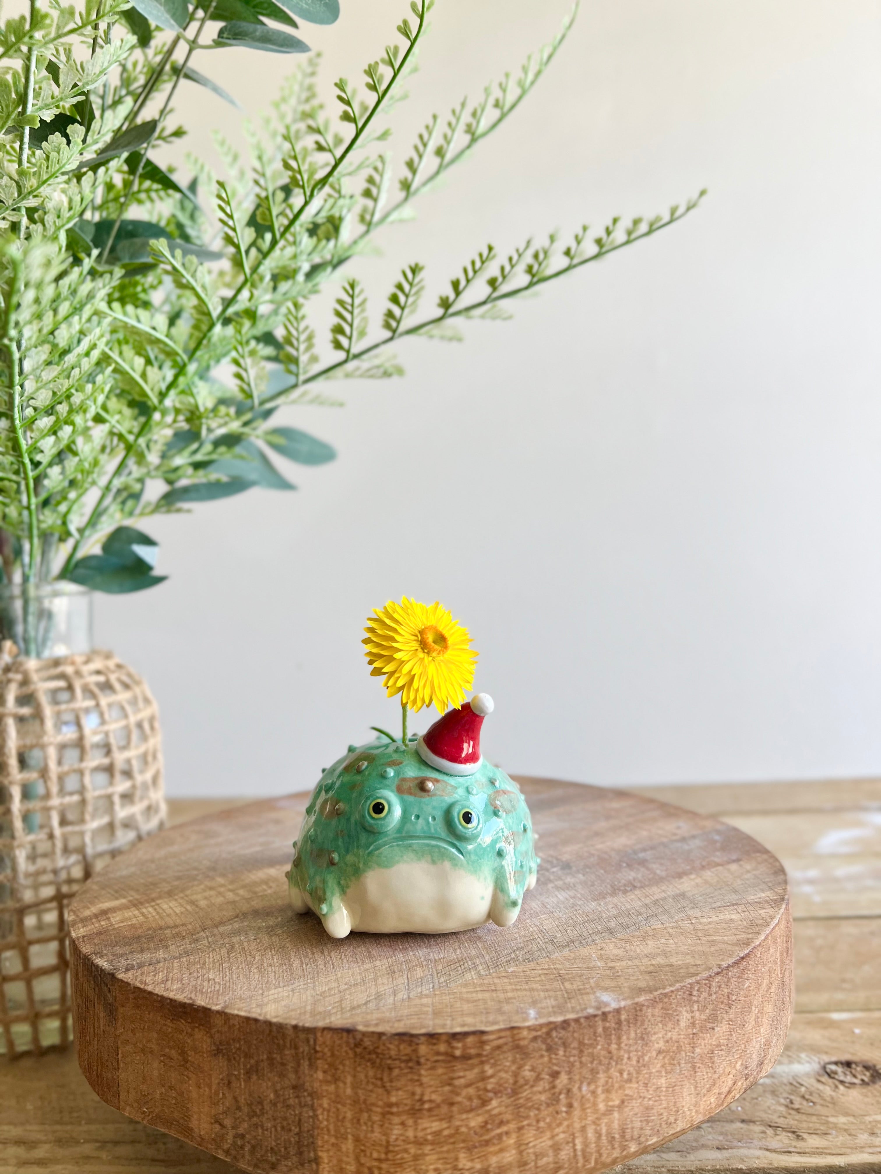 Festive grumpy Froggo bud vase #1