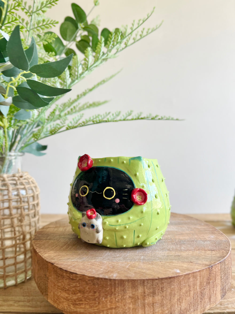 Flowery black CAT-us pot with grey cat friend, photo 7 of 15