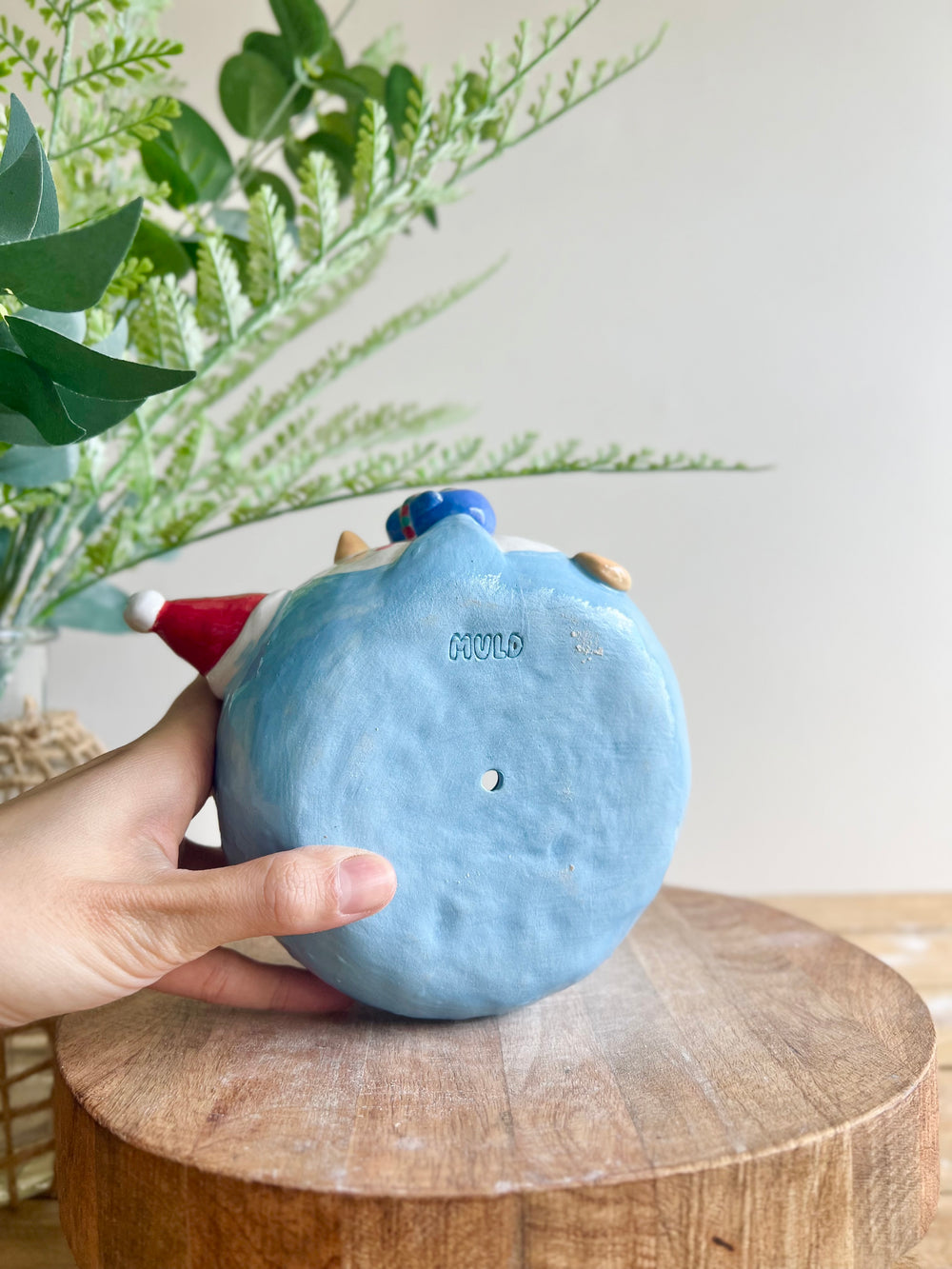 Festive sideways penguin pot with Christmas friends, photo 10 of 10