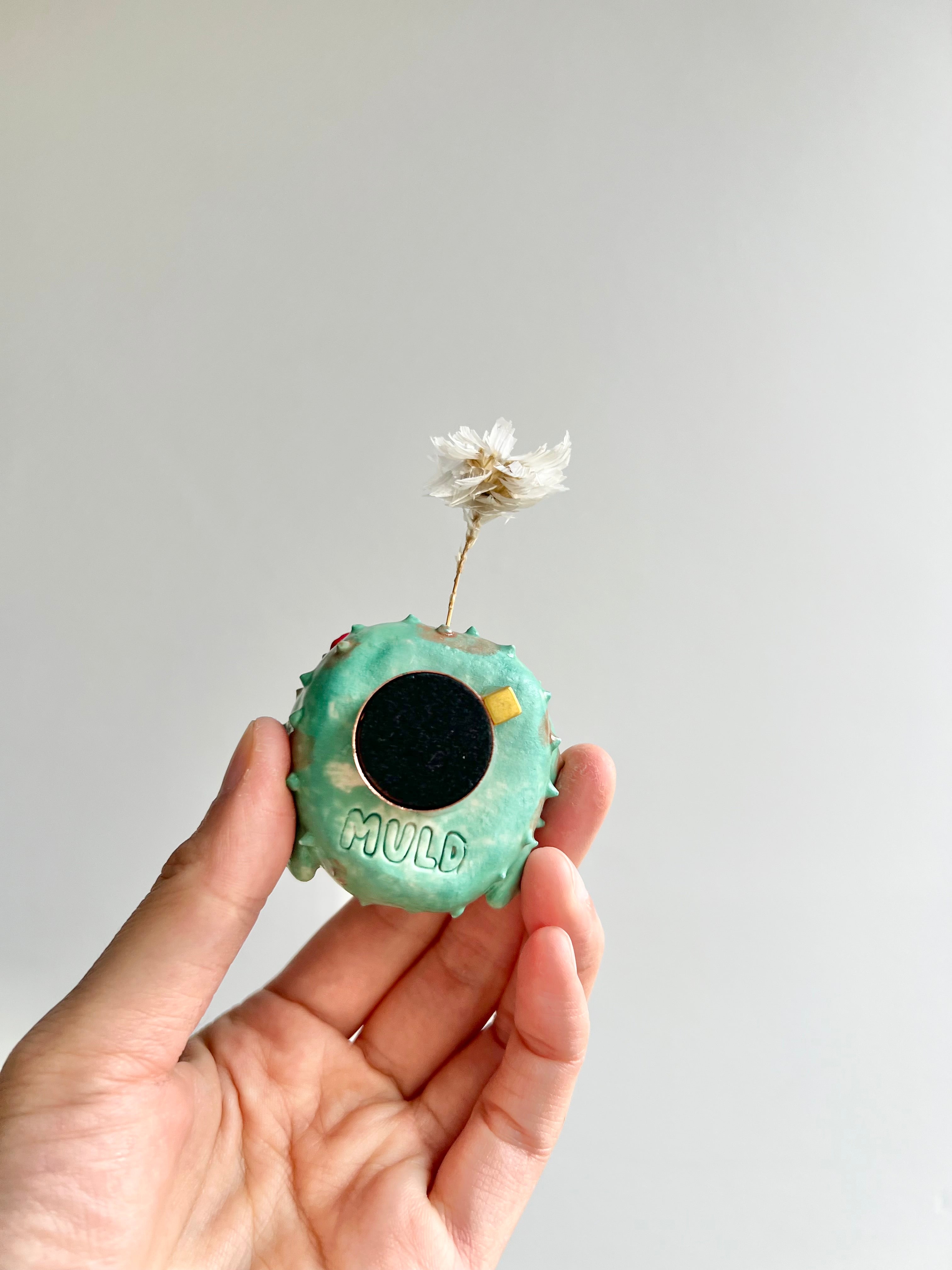 Bud vase magnet