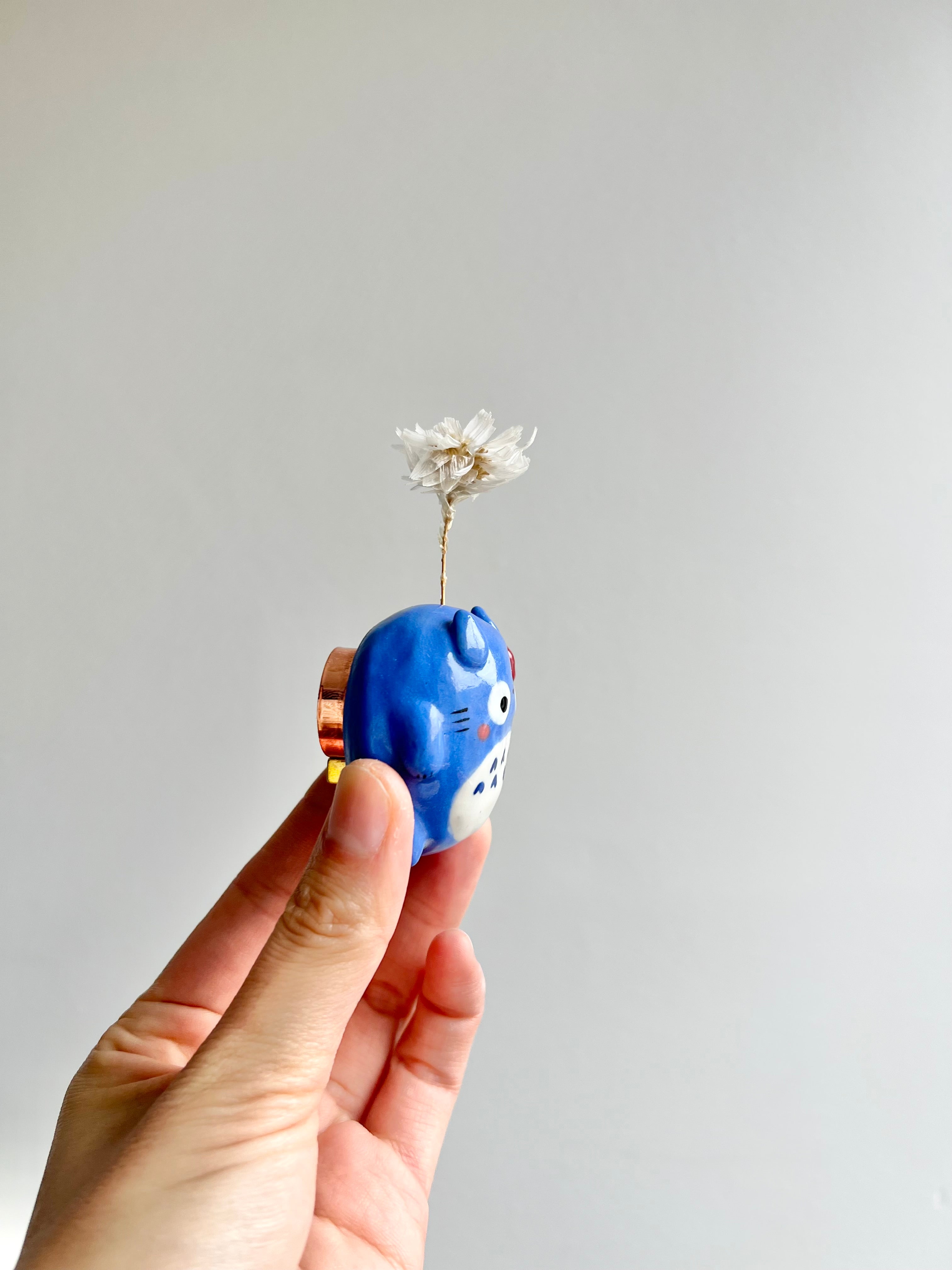Bud vase magnet