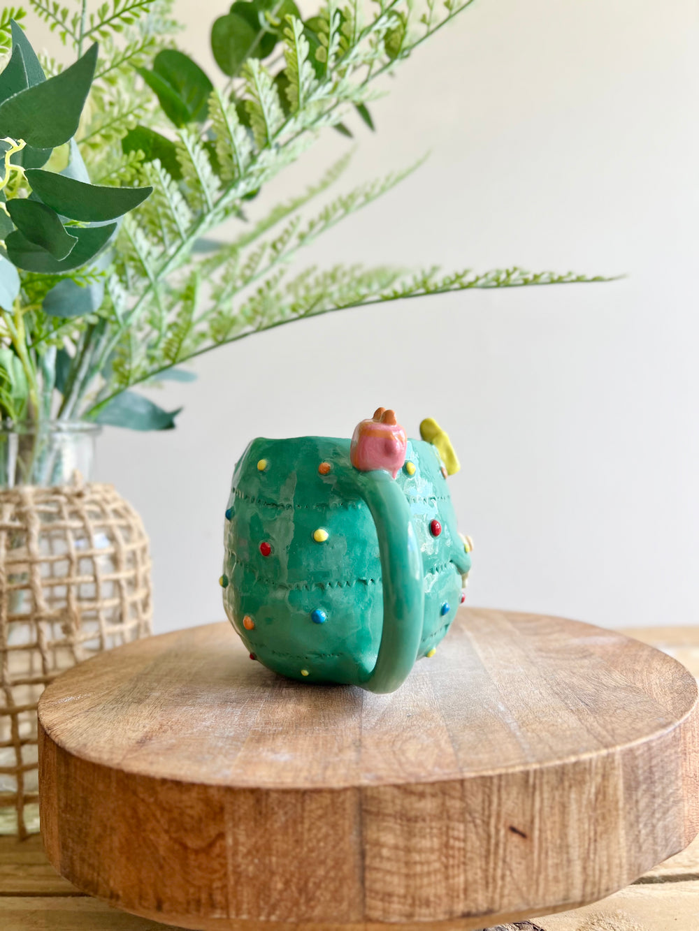 Christmas tree mug with gingerbread and present friend, photo 3 of 16