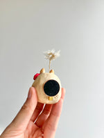 Bud vase magnet