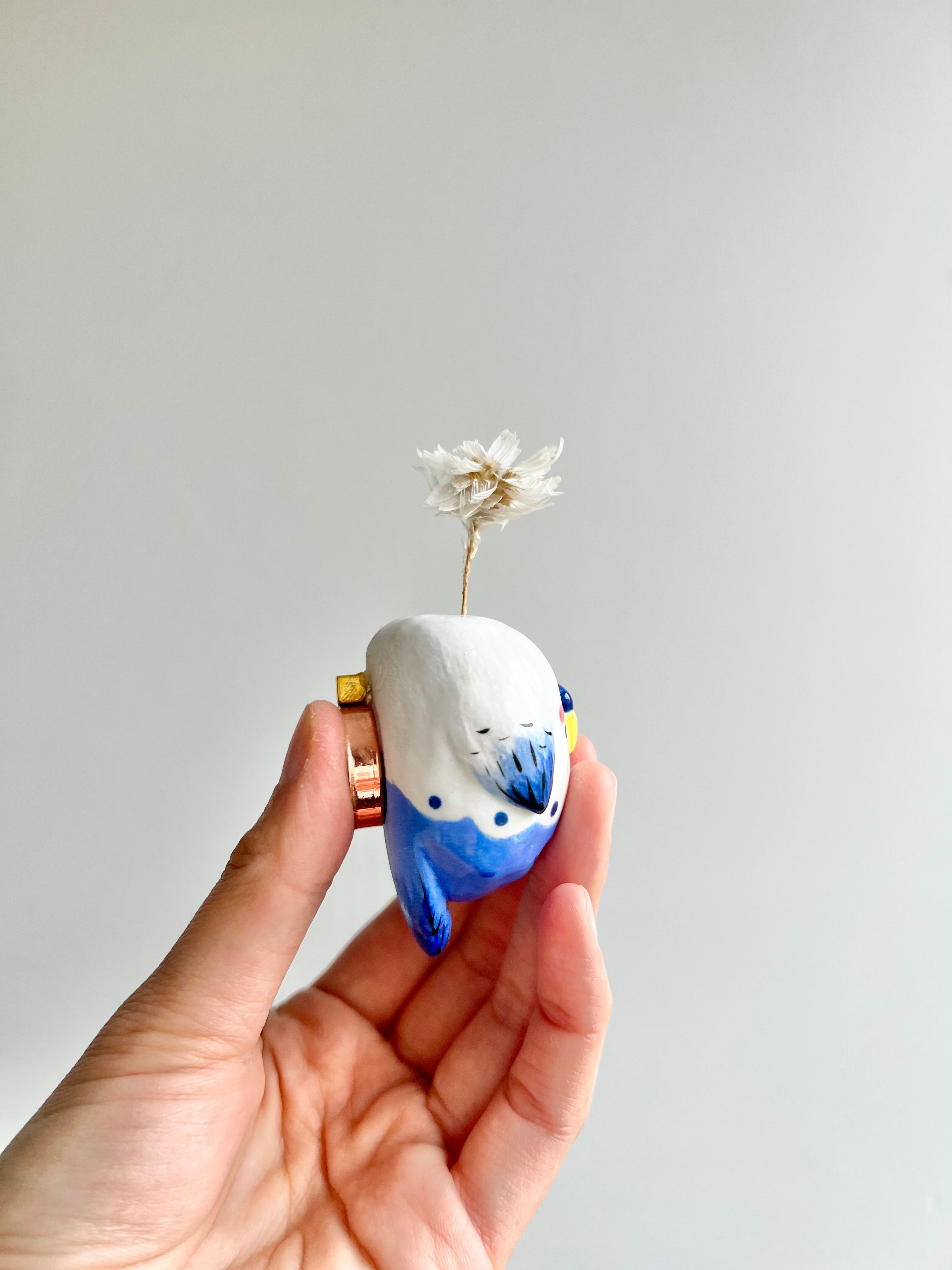 Bud vase magnet