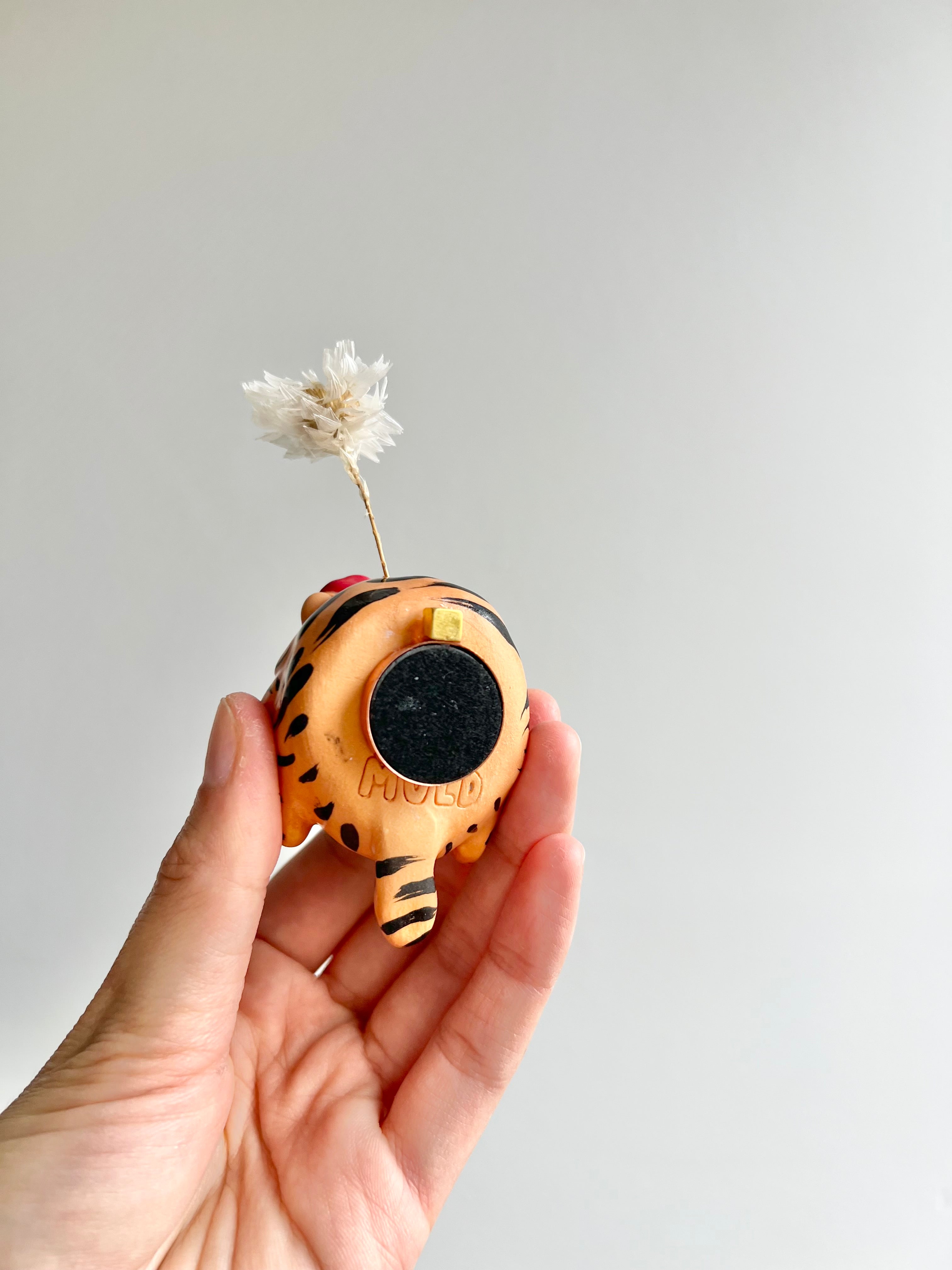 Bud vase magnet