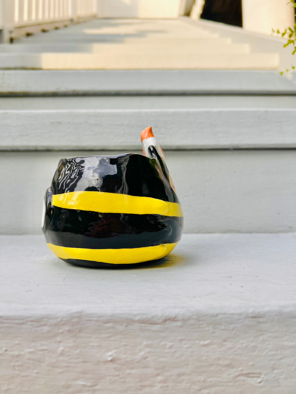 Bee pot with cat friend, photo 2 of 8