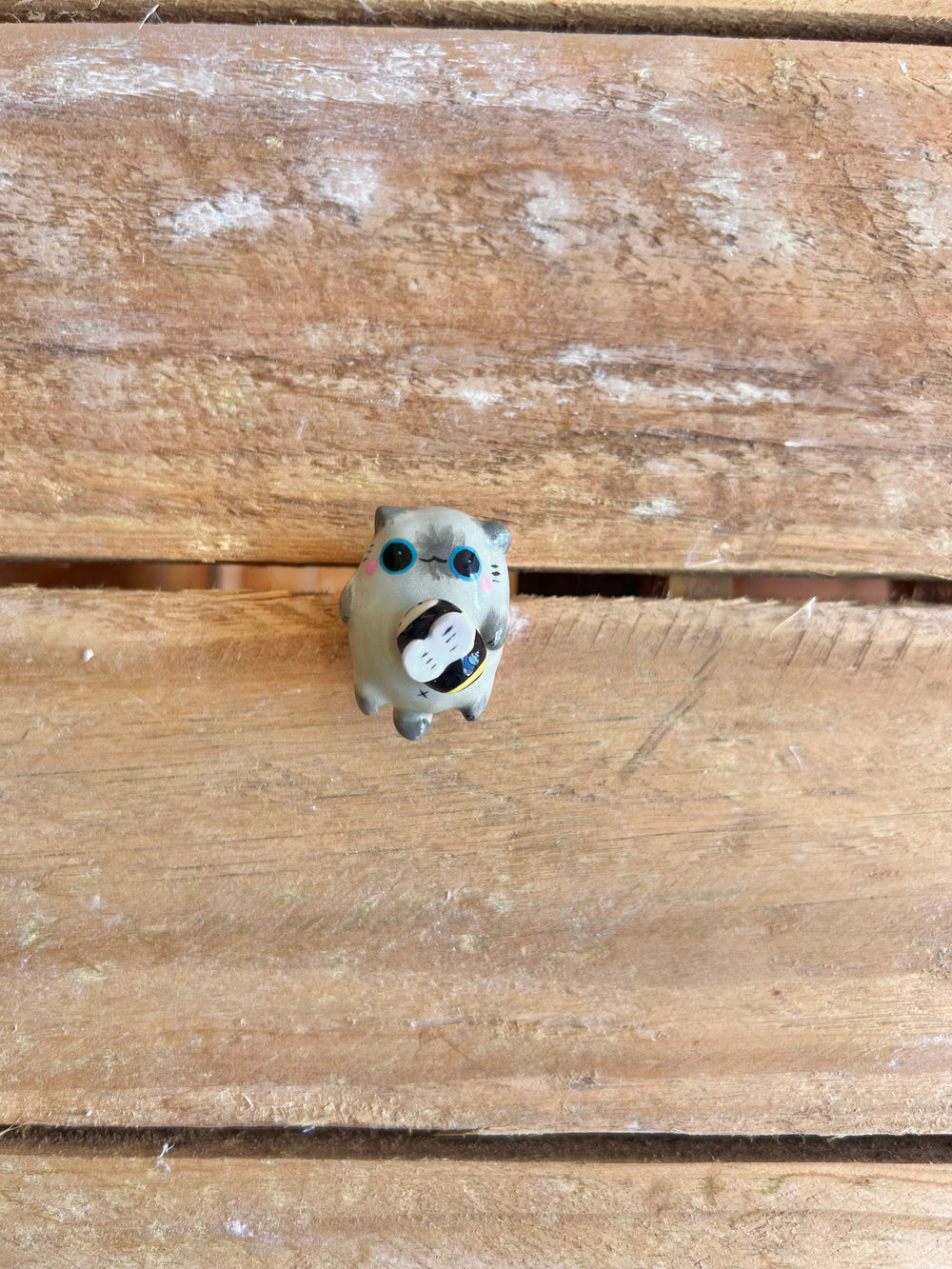 Grey cat with bee friend magnet, photo 1 of 9