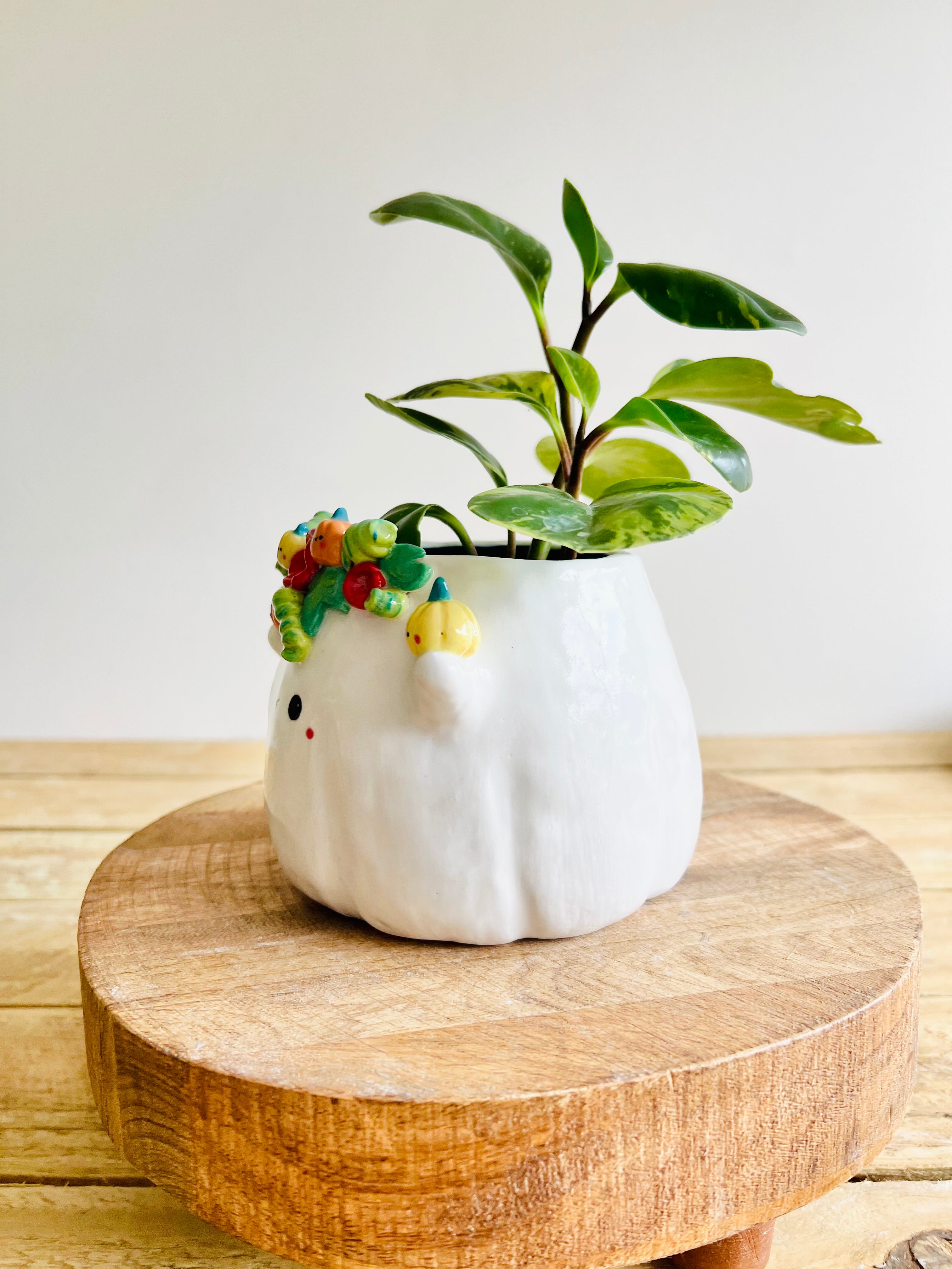 Flowery ghost pot with pumpkin friends