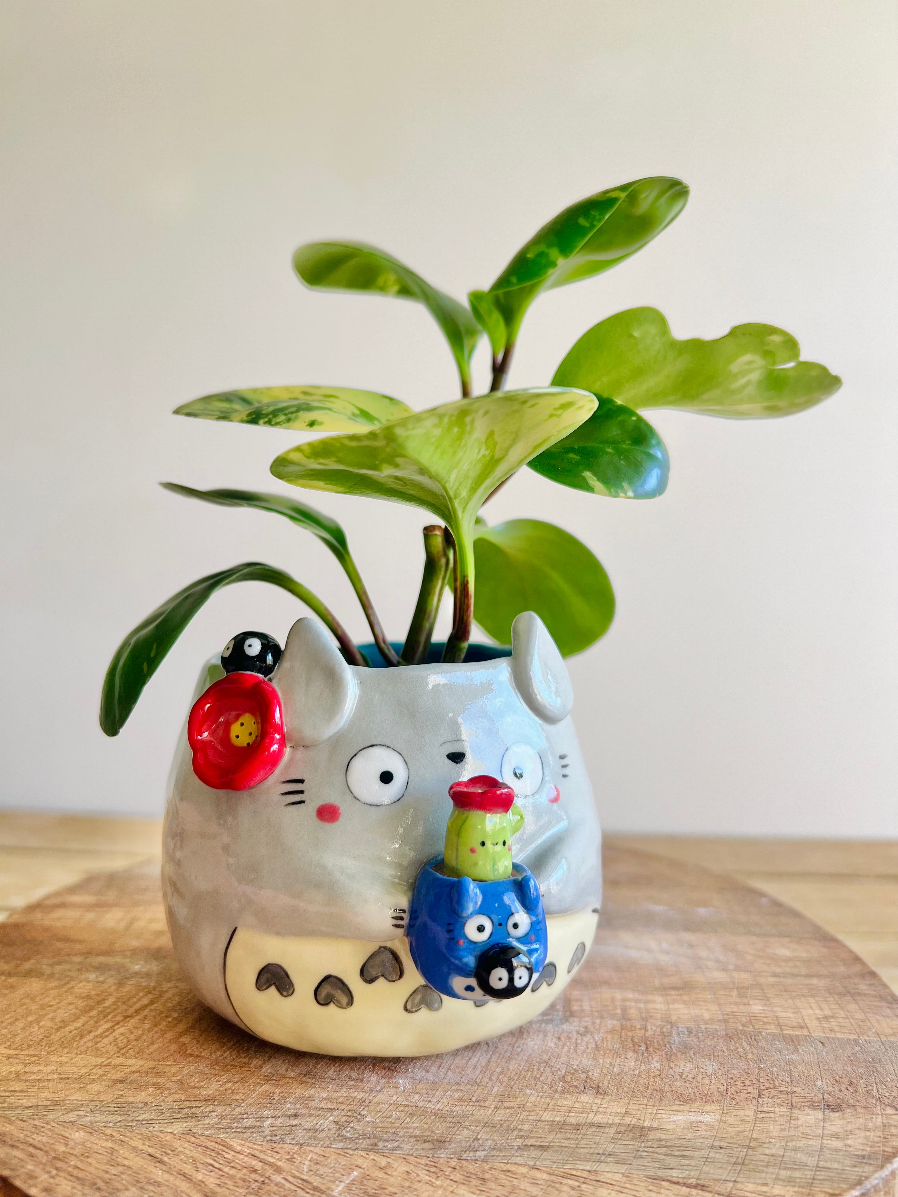 Totoro pot with Chibi Totoro pot and soot sprites