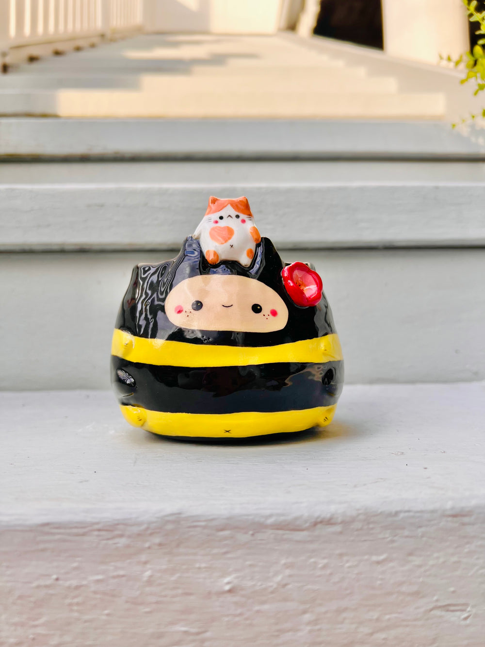 Bee pot with cat friend, photo 1 of 8