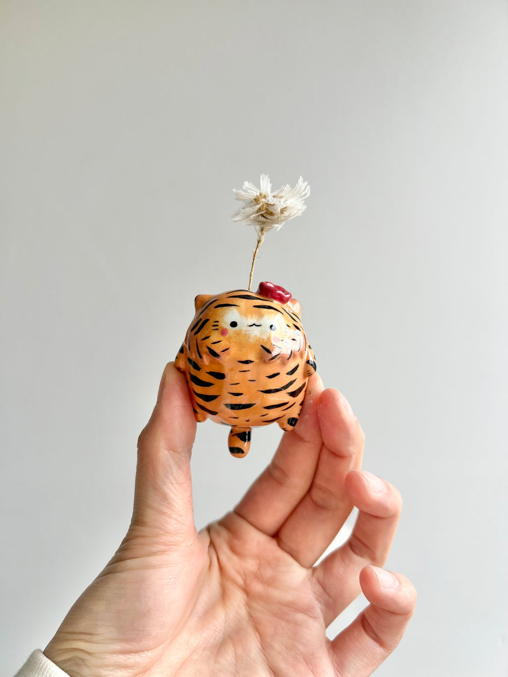 Bud vase magnet
