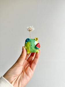 Bud vase magnet