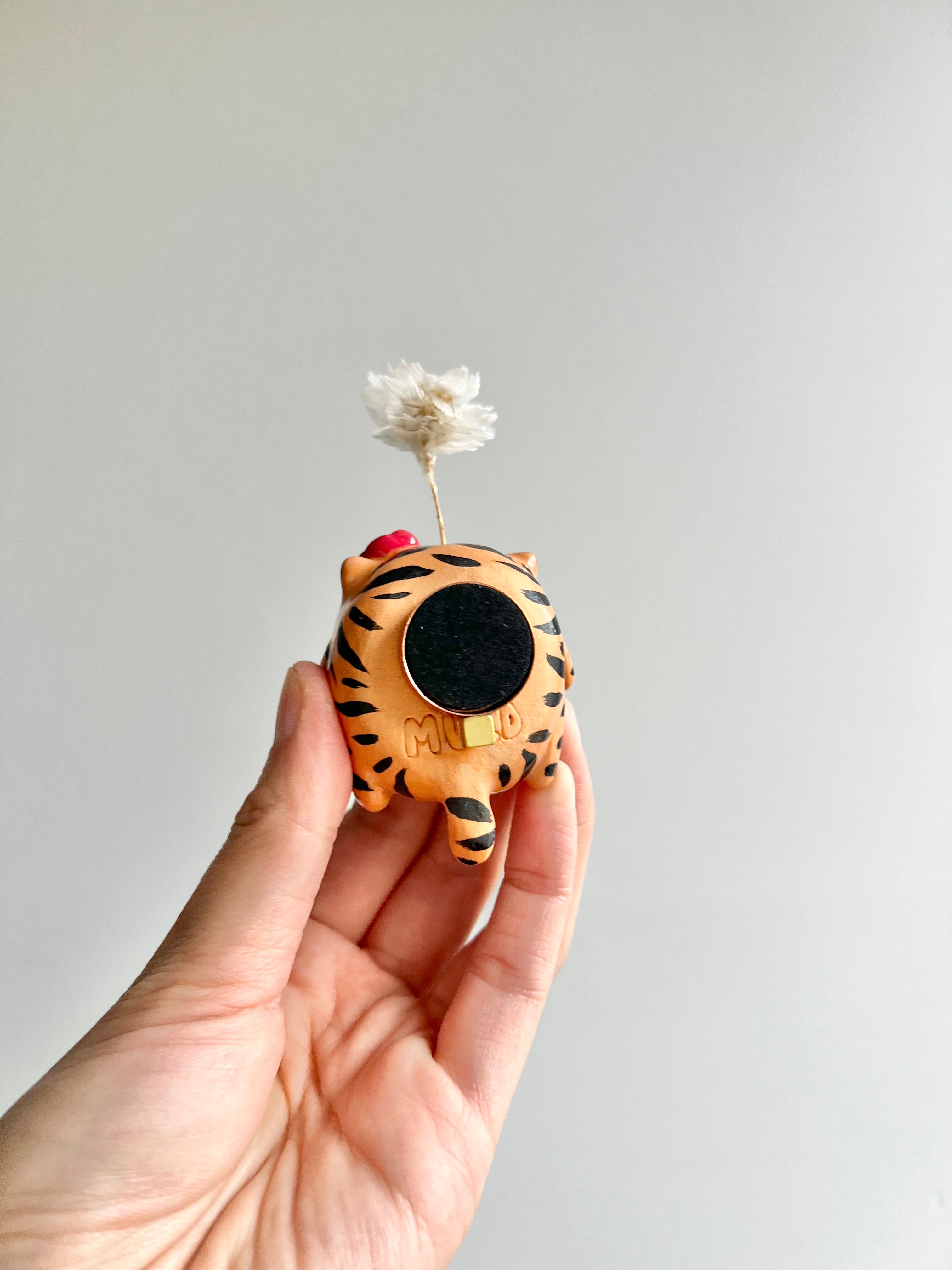 Bud vase magnet