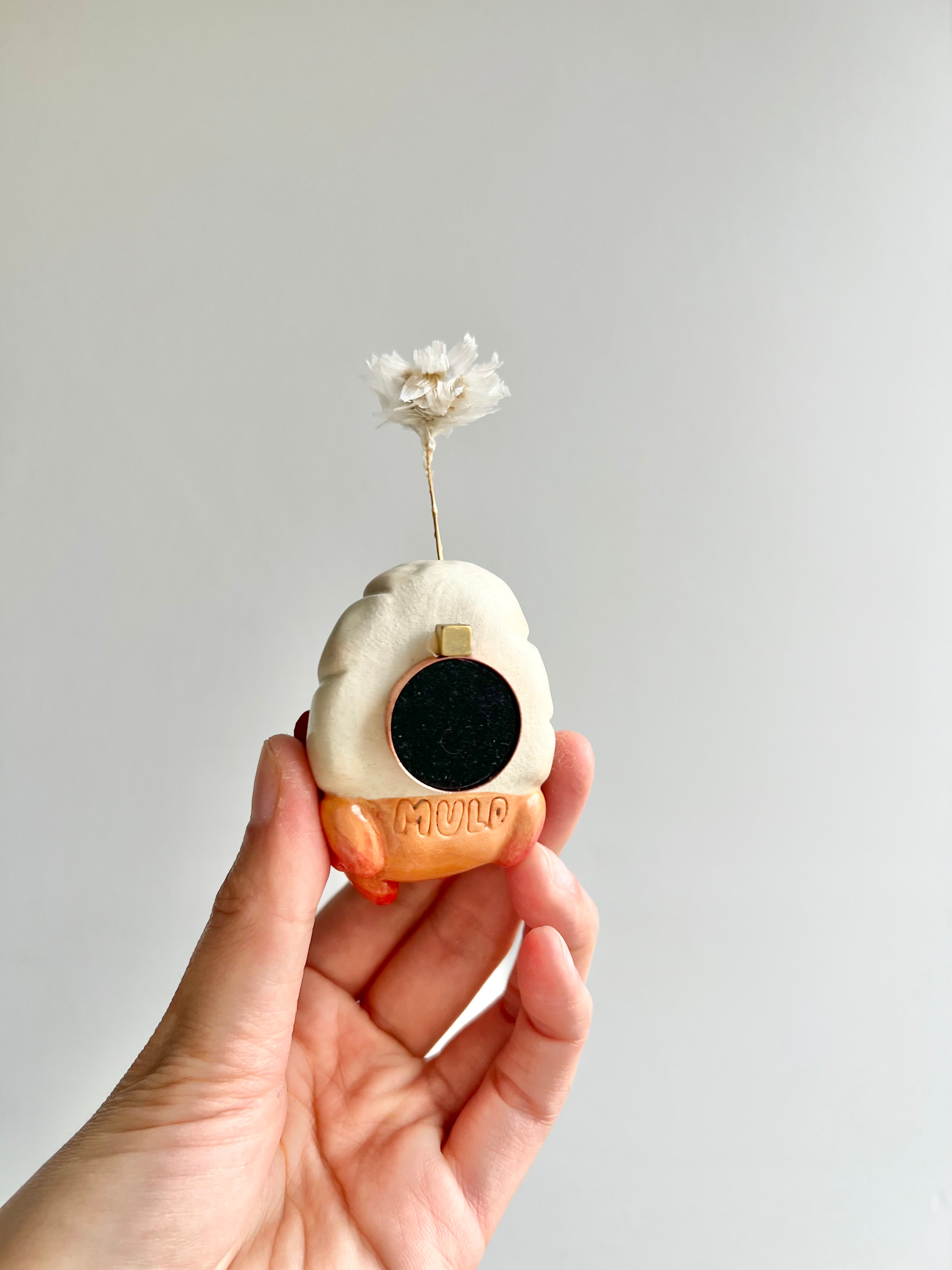 Bud vase magnet
