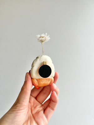 Bud vase magnet