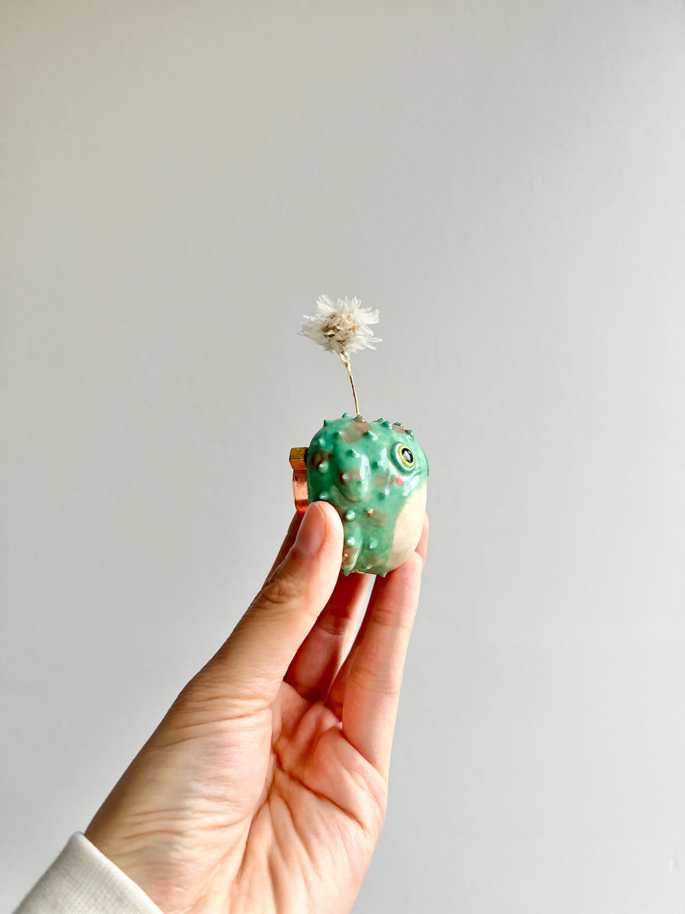 Bud vase magnet, photo 2 of 3
