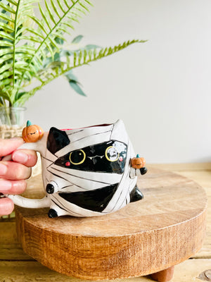 Mummy kitty mug with pumpkin friends