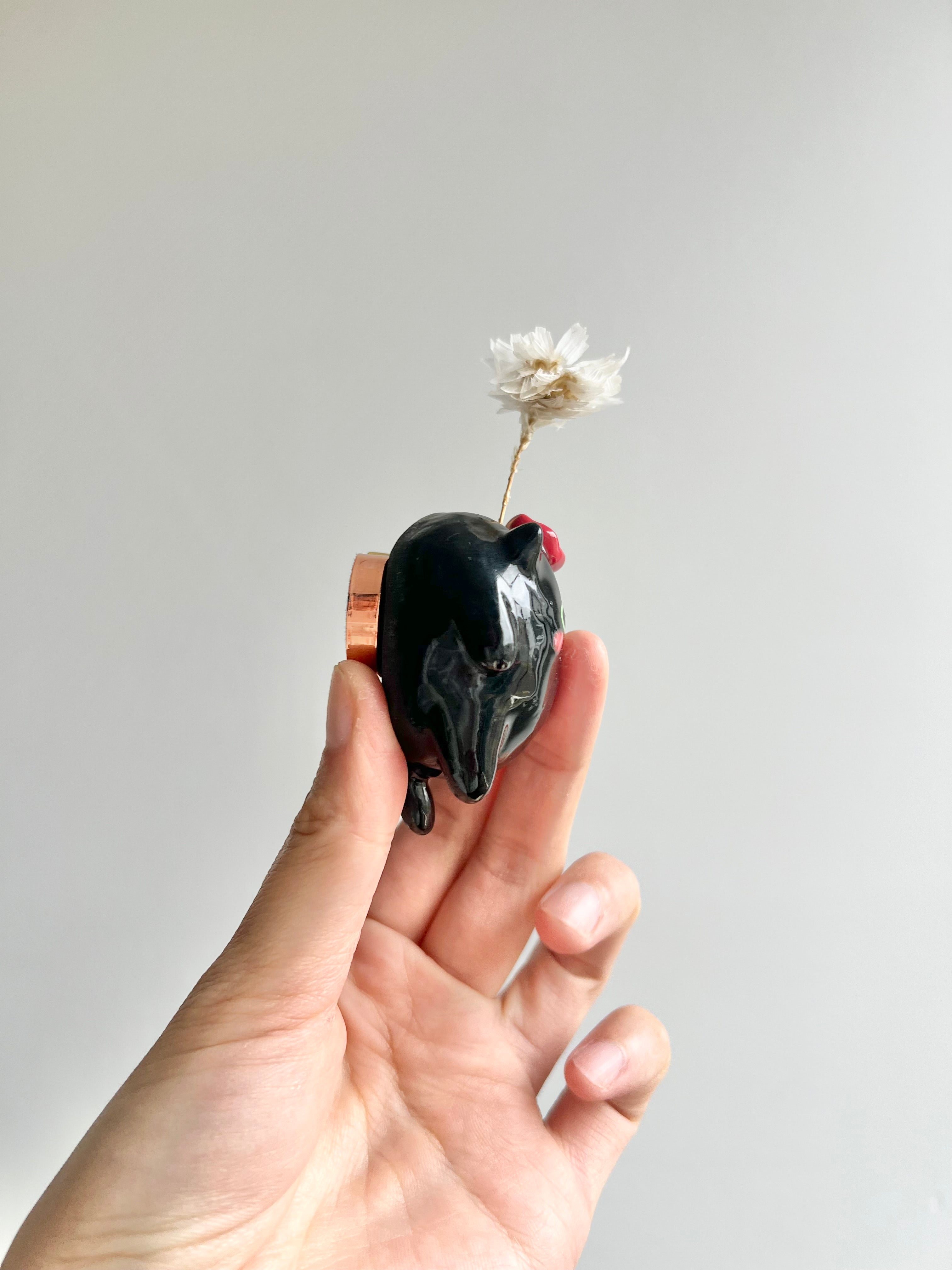 Bud vase magnet
