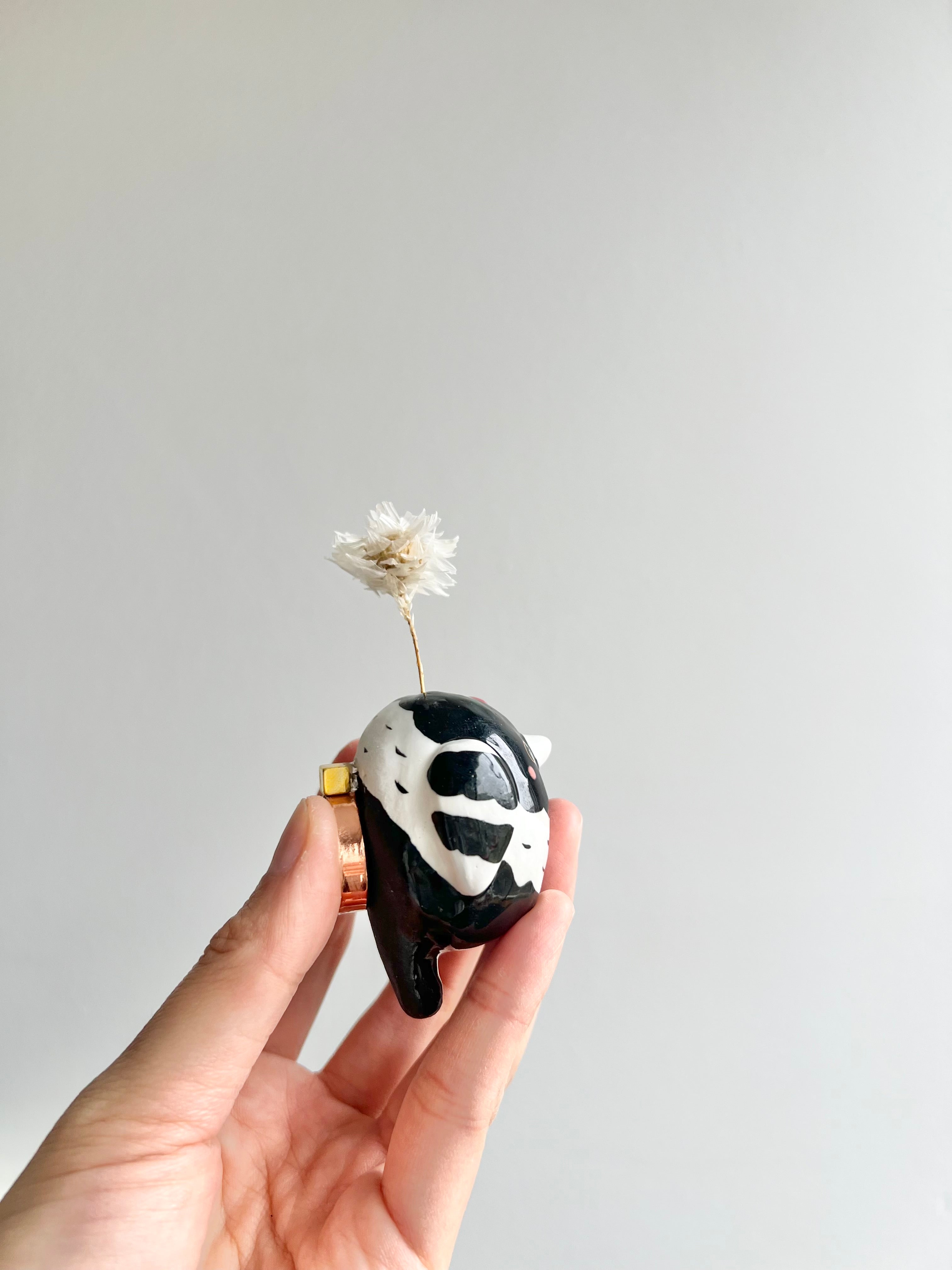 Bud vase magnet