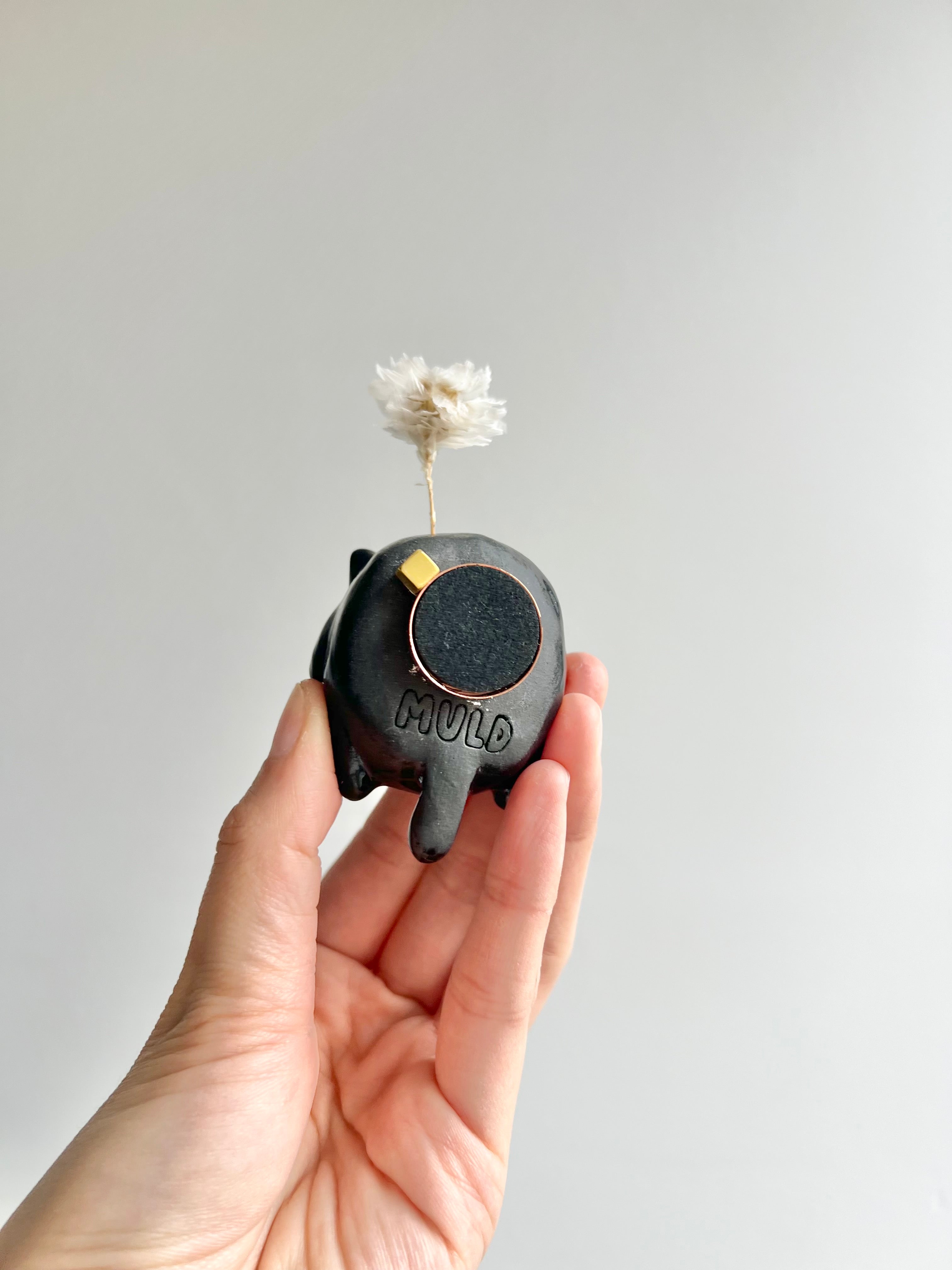 Bud vase magnet