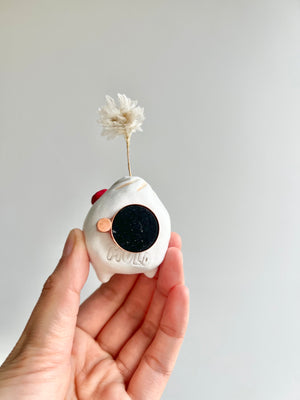 Bud vase magnet