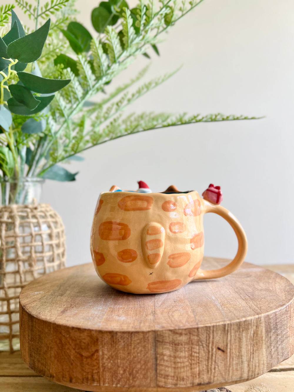 Ginger cat mug with gingerbread and present friend, photo 5 of 14