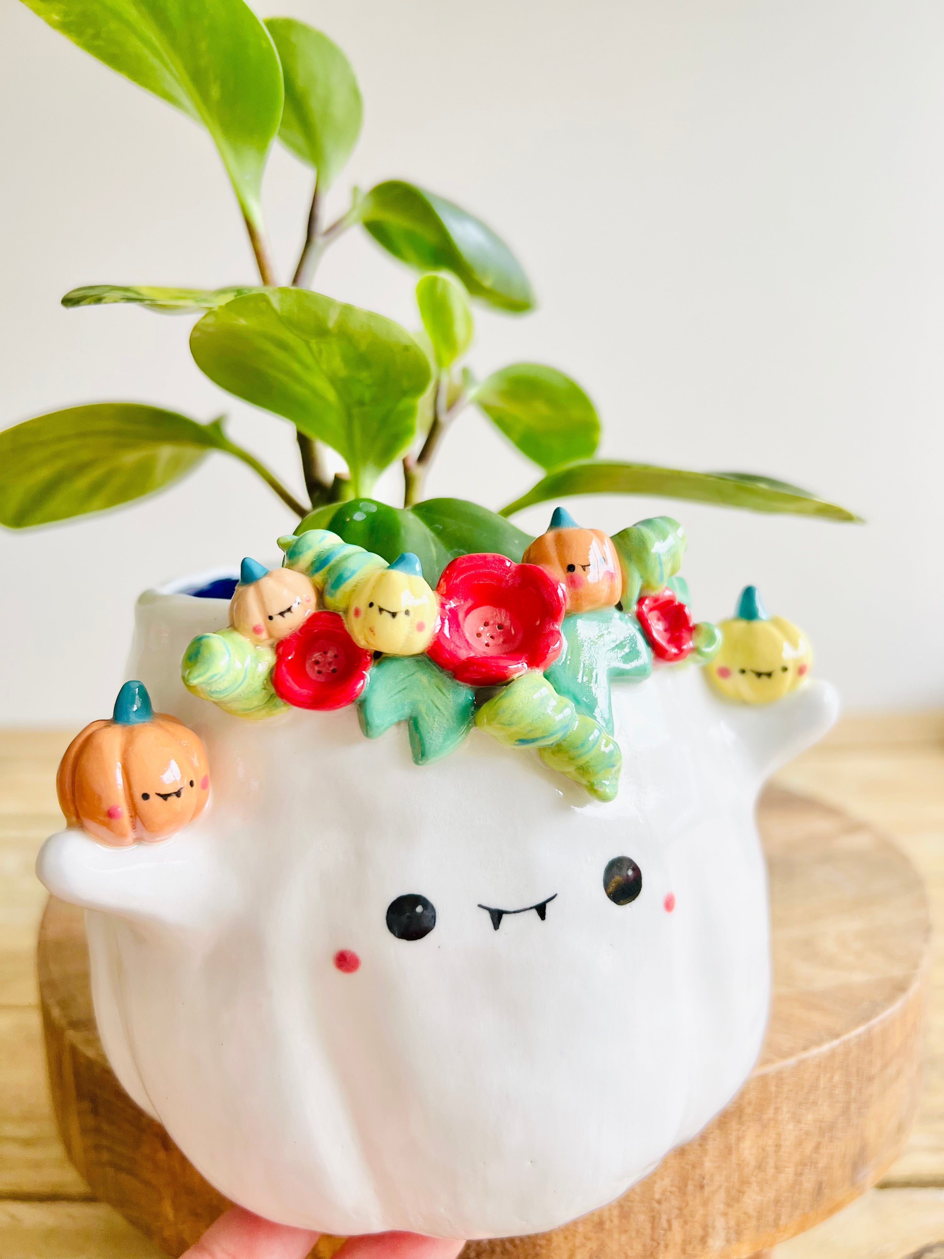 Flowery ghost pot with pumpkin friends