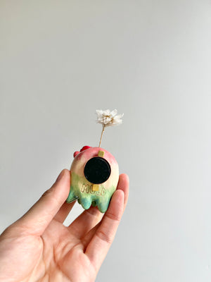 Bud vase magnet