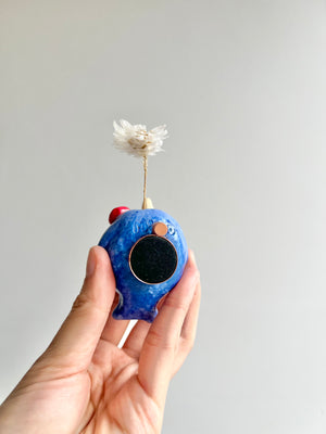 Bud vase magnet