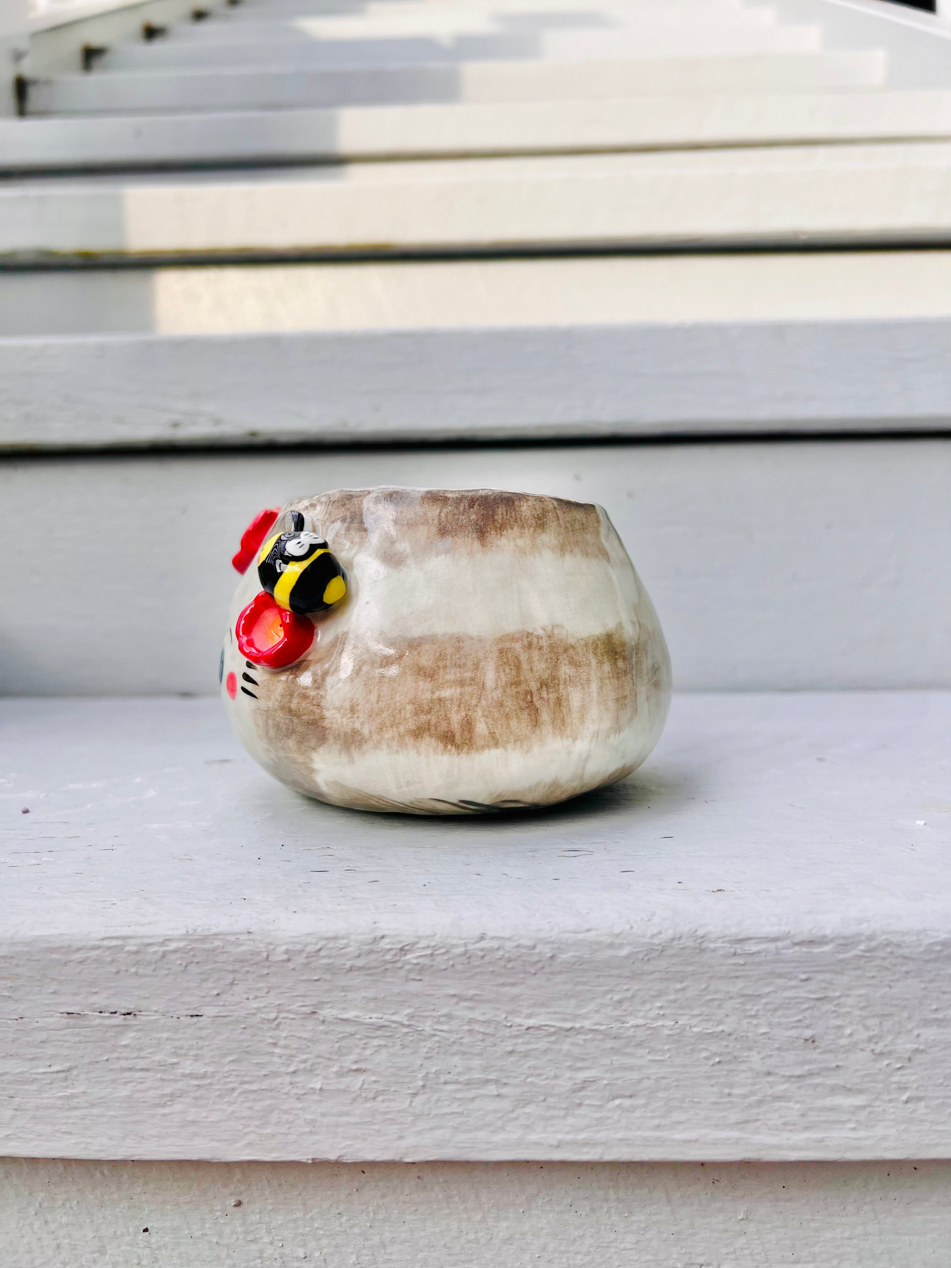 Grey cat head pot with bee friends