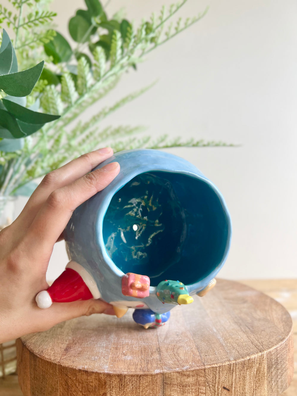 Festive sideways penguin pot with Christmas friends, photo 9 of 10
