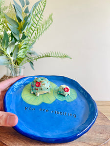 RIBBITing grump froggo trinket dish with bud vase