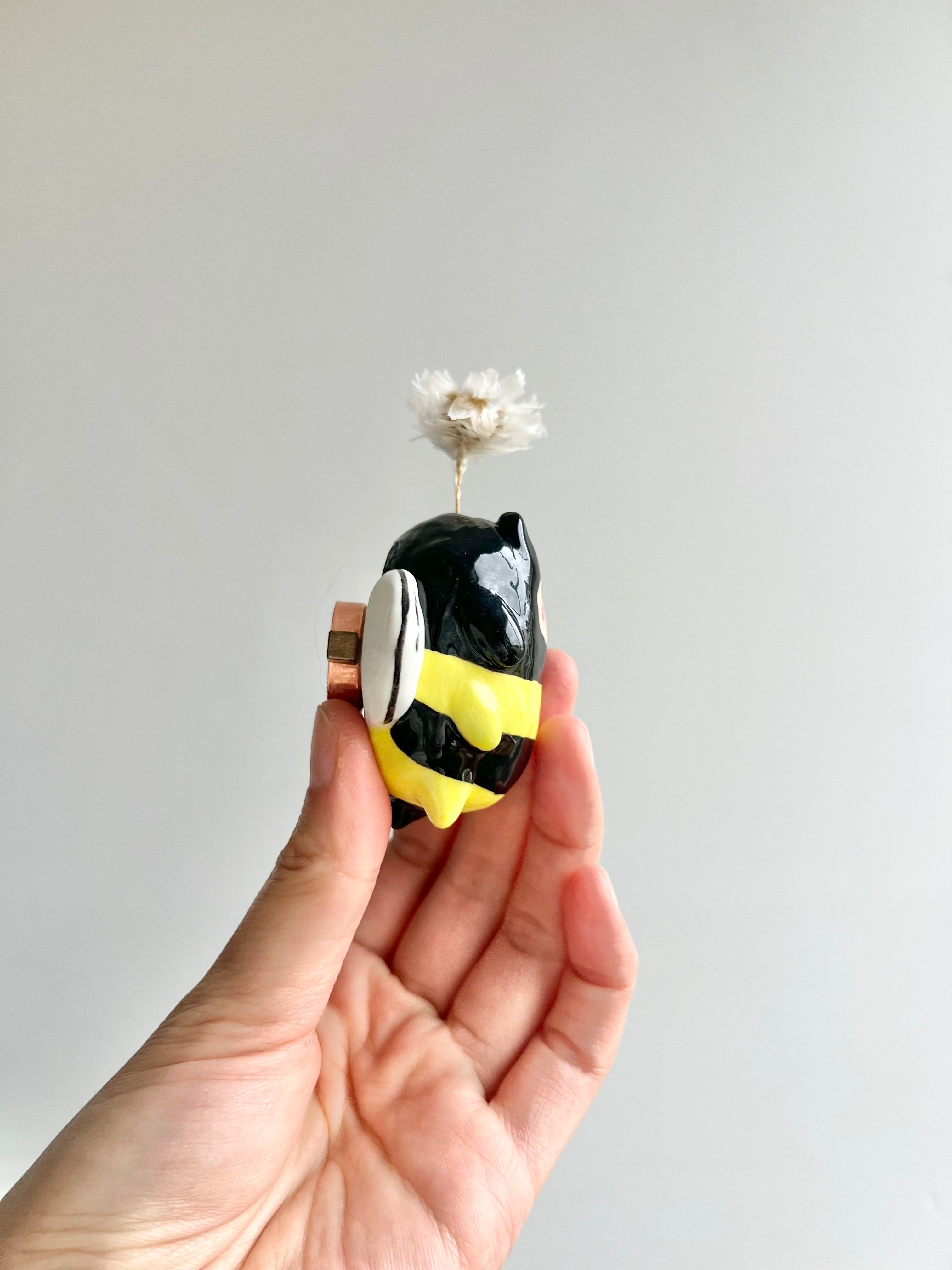 Bud vase magnet