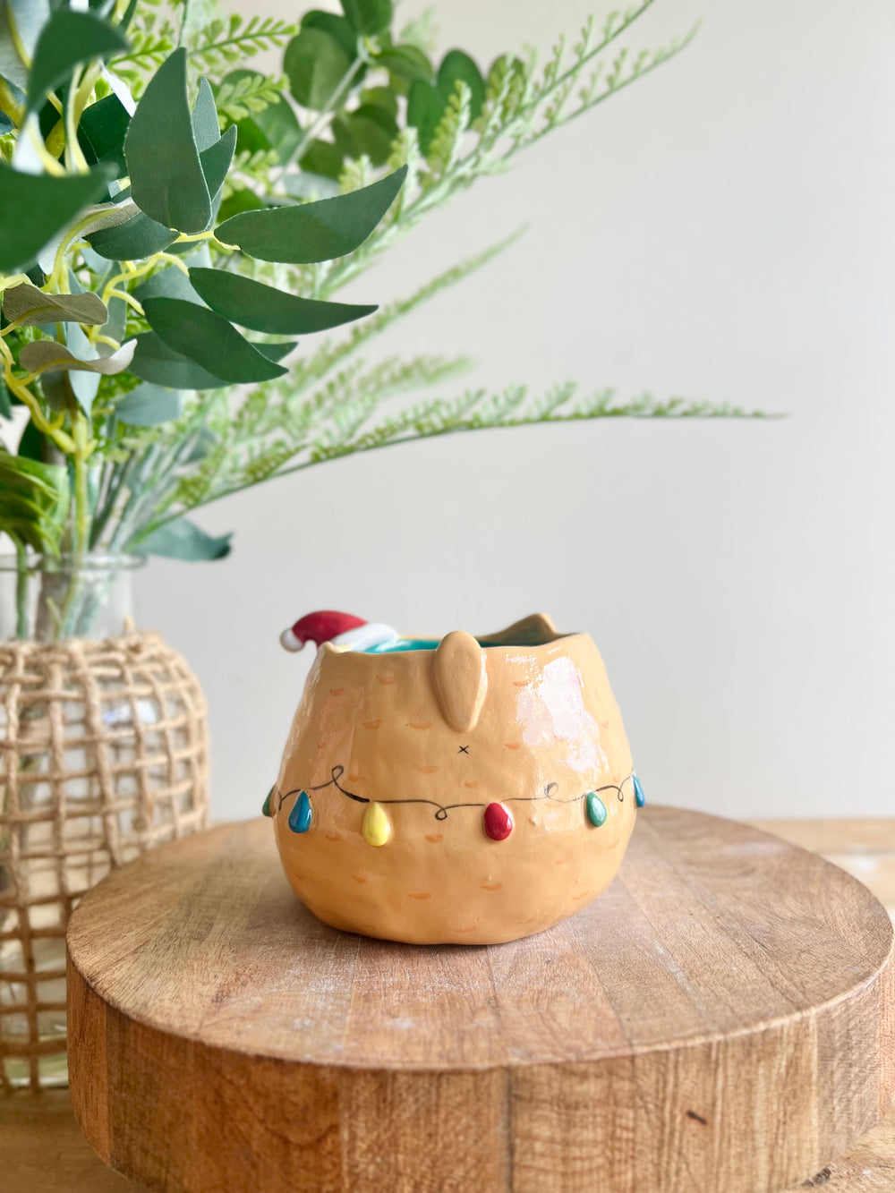 Festive ginger cat pot adorned with Christmas lights, photo 4 of 12