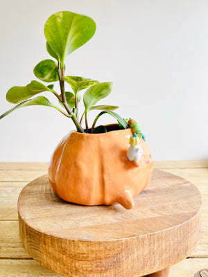 Pumpkin pot with ghost and baby pumpkin friends