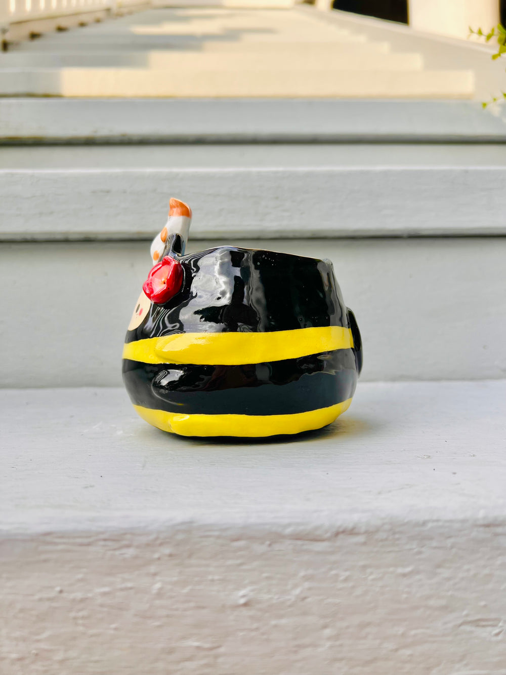 Bee pot with cat friend, photo 4 of 8