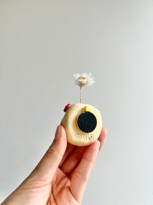Bud vase magnet